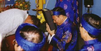 Ông Đào Minh Quân qùi nḥân Quốc B̉ao do qúi vị Thương Phế Binh thay mặt cho 3 thế ḥê Vịêt Nam trao cho ông trong ngày tuyên tḥ̣ê nḥân tṛong nhiệm Th̉u Tướng CPQGVNLT lúc 12 giờ trưa ngày 16/02/1991 tức Mồng Hai Tết Tân Mùi.