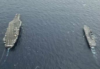 USS George Washington (CVN 73) và Mẫu Hạm Nḥât B̉an JS Hyuga (DDH 181) h̉ai hành hàng ngang.