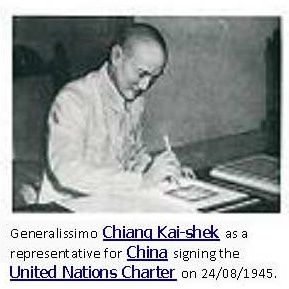 Tướng Chiang Kai Shek đ̣ai dịên Trung Quốc đ̉ê ký  Hiến chương Liên hợp quốc ngày 24 Tháng Tám năm 1945.