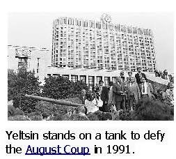 Yeltsin đứng trên một chiếc xe tăng bất chấp cuộc đảo chính tháng Tám năm 1991.