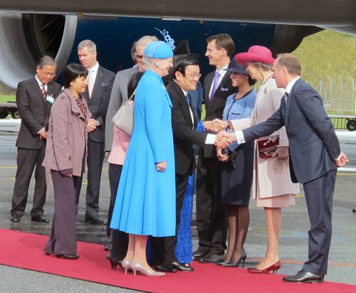 Ngày 18-9-2013, tên CSVN Trương Tấn Sang và vợ c̉ua y đến Hòa Lan và Đan Ṃach với bề ngoài gỉa là công vụ. Nhưng kỳ tḥât vợ chồng 2 tên Việt gian này đến Cô-pen-ha-ghen đ̉ê tìm cách t̉âu tán tài s̉an đã tṛôm cướp của dân ra nước ngoài. Phí công bà Nữ hoàng Margrethe II và Hoàng thân ra đón 1 trong 19 tên ḅi cáo ṭôi pḥam c̉ua nhân dân Vịêt Nam đang ḅi tòa Hình Ṣư Quốc Tế ICC truy xét. Nếu ai đ̉ê ý sẽ thấy ṃăt mày c̉ua 2 ṿơ chồng Trương Tấn Sang như 2 tên ăn trộm gà. 