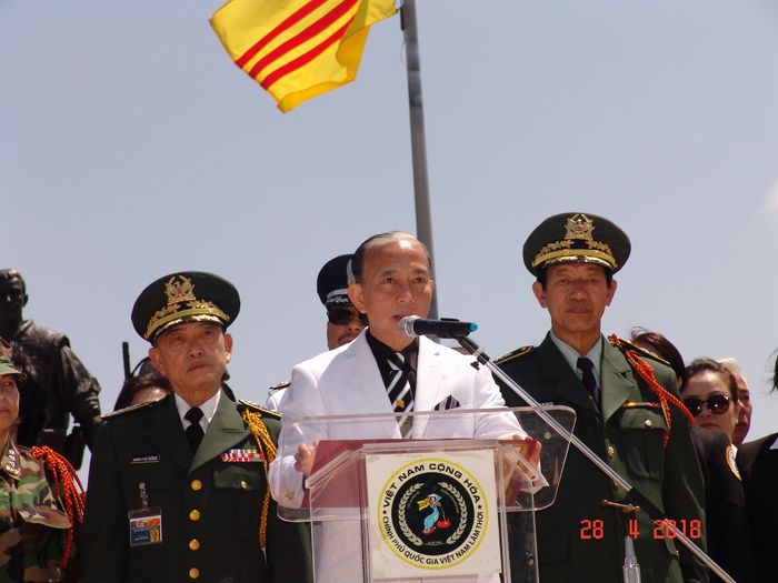 Prime Minister speaks to his compatriots on April 28, 2018 at the US-Vietnam War Monument in Westminster-Southern California.
Thủ Tướng Quân nói chuyện với đồng bào của ông ngày 28/04/2018 tại Tượ́ng Đài Chiến Sĩ Việt-Mỹ thành phố Westminster-Nam California. 